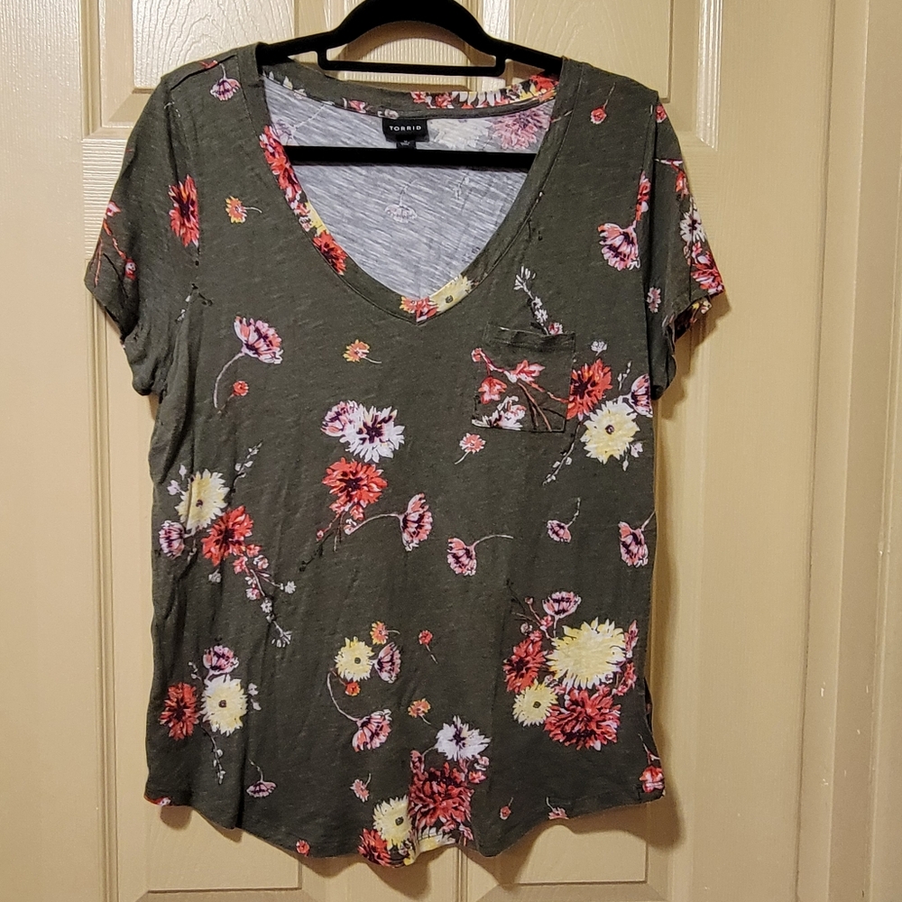 🌻 Torrid Olive Green Floral Short Sleeve Graphic Tee Size 0 Excellent Condition
